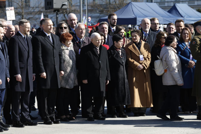 Rocznica katastrofy smoleńskiej. Prezydent Nawrocki uczcił pamięć zmarłych
