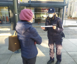 Katowice: Policjanci sprawdzają czy pasażerowie noszą maseczki w komunikacji miejskiej [ZDJĘCIA]
