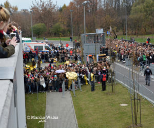 Justin Bieber w Krakowie. Tłumy fanek wyczekiwały gwiazdy przed Tauron Areną [GALERIA]