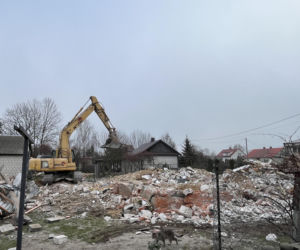 Rozbiórka domu Wesołowskich z Wyryków. Coś się w końcu ruszyło. Taki prezent na święta.
