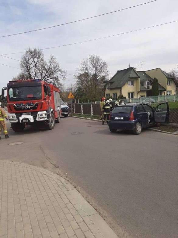 Wojnicz. Osobówka zaparkowała na cudzym ogrodzeniu