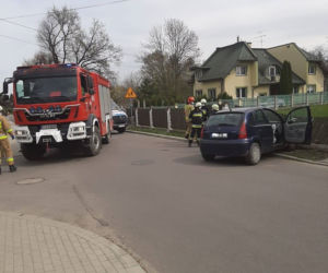 Wojnicz. Osobówka zaparkowała na cudzym ogrodzeniu
