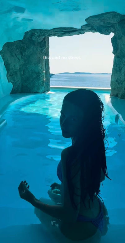Roxie Węgiel relaksuje się w Mykonos