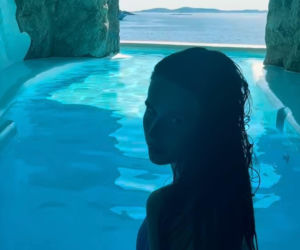 Roxie Węgiel relaksuje się w Mykonos