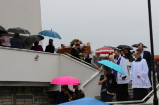 Niebo zapłakało nad Reginą Ż. Wzruszający pogrzeb ofiary tragedii na Węgrzech