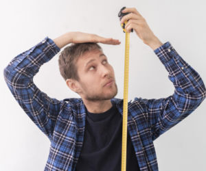 W ciągu dnia tracisz nawet 2 cm wzrostu. Naukowcy wyjaśniają to zjawisko