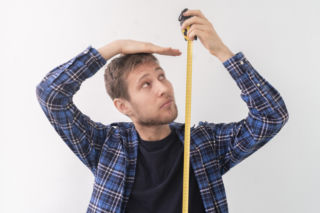 W ciągu dnia tracisz nawet 2 cm wzrostu. Naukowcy wyjaśniają to zjawisko