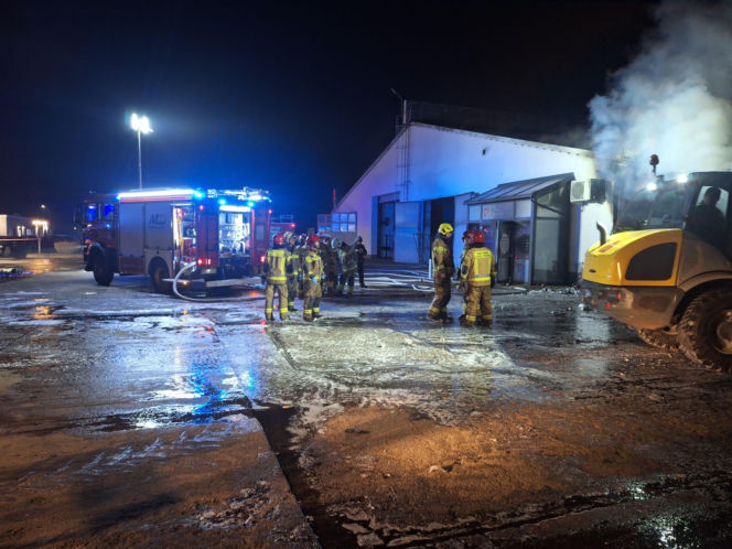 Kilkanaście godzin walki z wielkim pożarem w Rawiczu. Milionowe straty