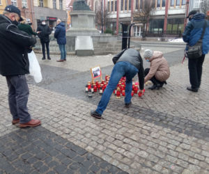 Grudziądzanie ustawiają serce dla Pawła Adamowicza w drugą rocznicę śmierci
