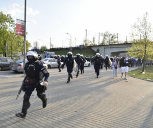  Bitwa kiboli z policją pod Stadionem Narodowym. Pałki, gaz i granaty hukowe. Kilkanaście osób zatrzymanych