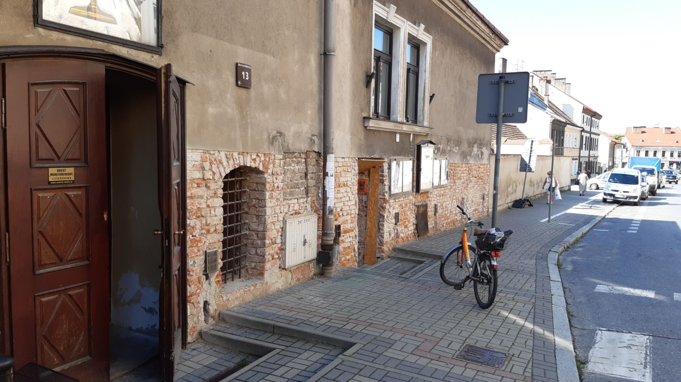 Zabytkowe cegły zostały odsłonięte