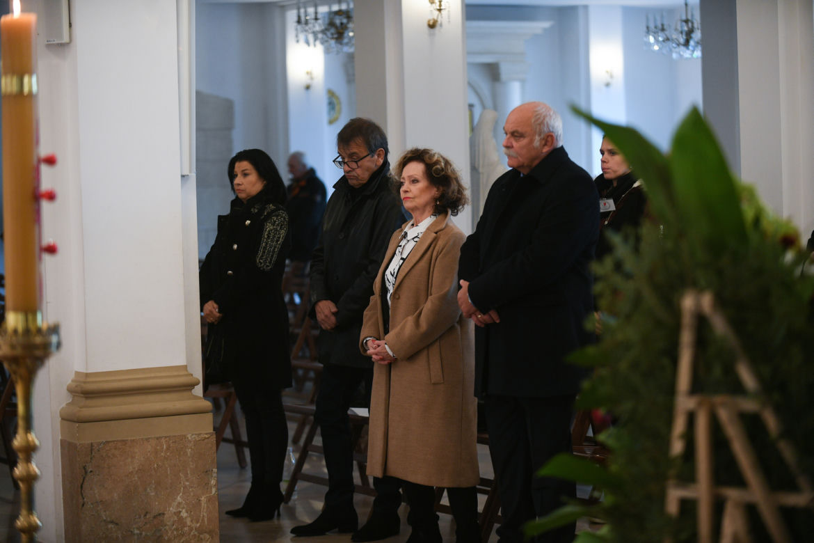 Wzruszający pogrzeb Zdzisława Tobiasza. Trumna aktora tonęła w kwiatach. "Był dobrym człowiekiem"