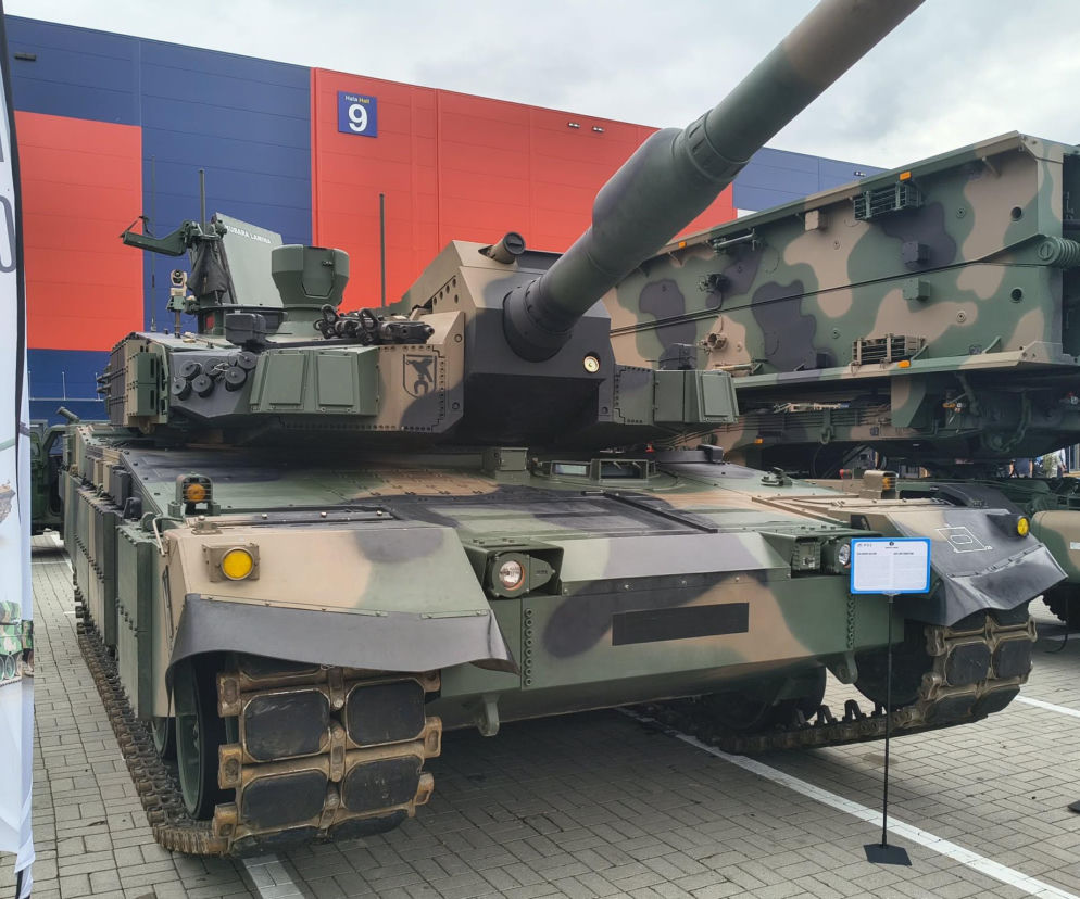 Czołg K2 Black Panther w kamuflażu na wystawie. O serwisowaniu silników w Poznaniu przeczytasz na SE Portal Obronny.