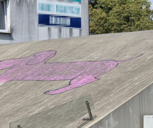 Wielki i różowy jamnik na ścianie metra w Warszawie. O co może chodzić?!