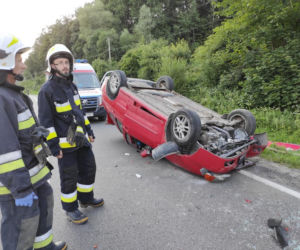 Wypadek w Dobrej. Zderzenie samochodu z konnym zaprzęgiem. Zwierzę nie żyje