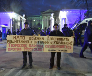 Transparenty na antyrosyjskich protestach