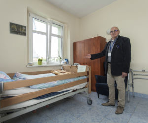 ŚCINAWA, OŚRODEK CHORÓB OTĘPIENNYCH. DYREKTOR OŚRODKA - MICHAŁ HAJTKO.