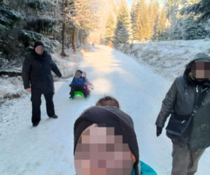 Dwa dni przed tragedią pozowali razem do zdjęcia. Dziś w mieszkaniu przy Bałtyckiej 3 nadal pracują śledczy