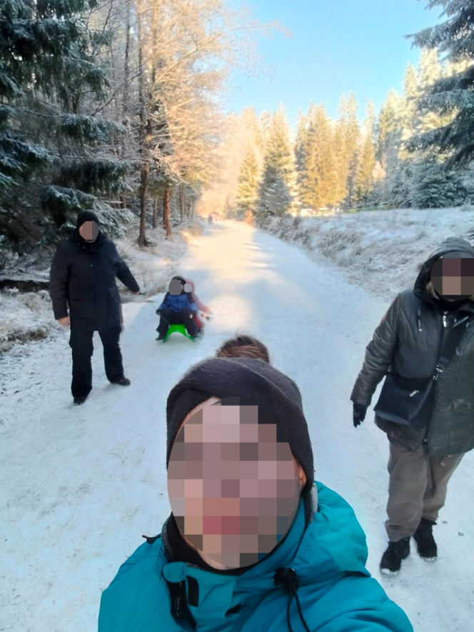 Dwa dni przed tragedią pozowali razem do zdjęcia. Dziś w mieszkaniu przy Bałtyckiej 3 nadal pracują śledczy