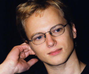 Tak Maciej Stuhr zmieniał się przez lata. Dziś trudno w nim rozpoznać chłopaka z Fuksa