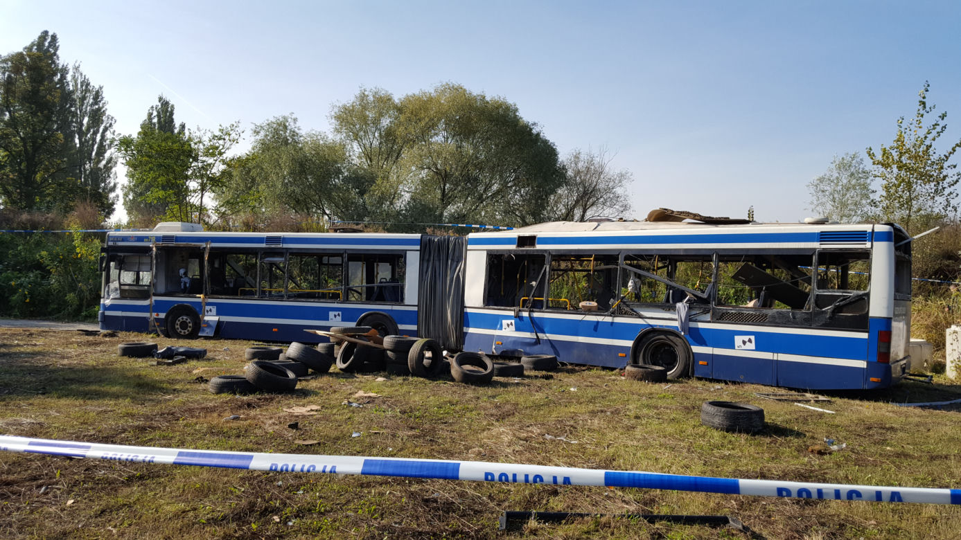 Tak wygląda autobus po wybuchu bomby, którą chciał stworzyć Paweł R.