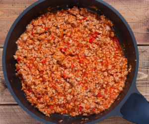 Cannelloni nadziewane mięsem zapieczone pod beszamelem: przepis krok po kroku
