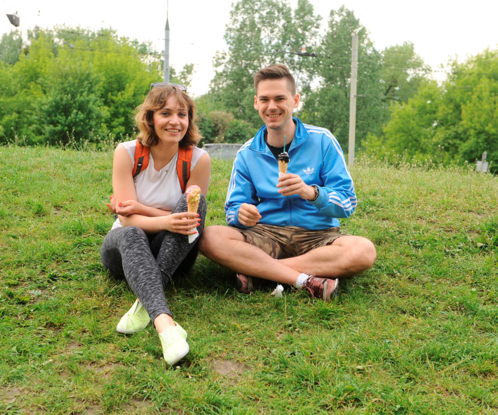 Strażnicy ścigają za lody na trawniku