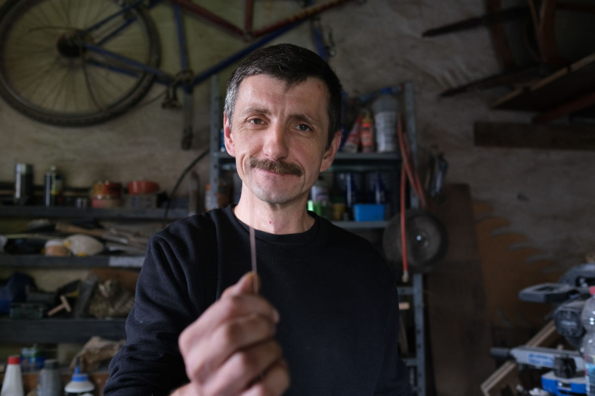 Drut wbił mu się w oko