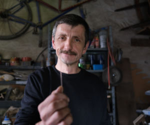 Drut wbił mu się w oko
