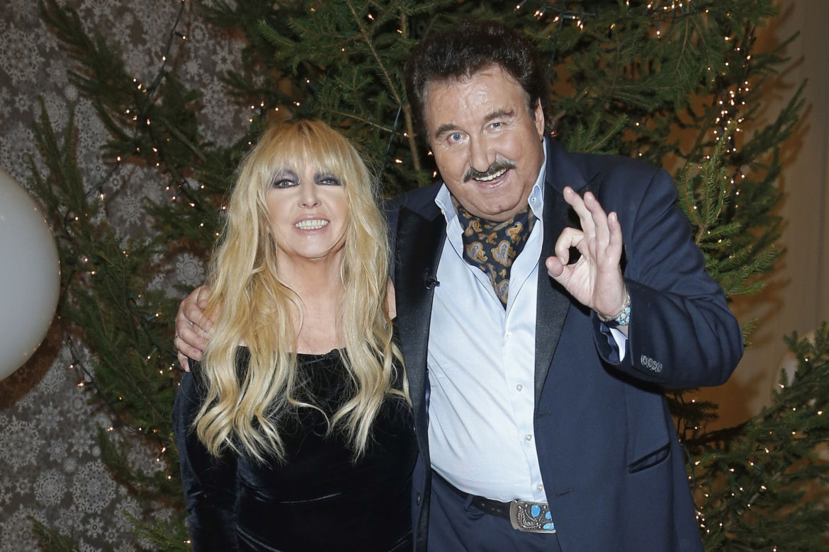 Pochowali Krawczyka w indiańskiej biżuterii
