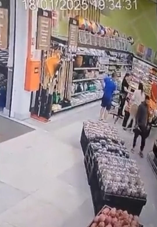 Mąż pracownicy supermarketu uderzył łopatą jej szefa. W sklepie pełno ludzi, wszystko się nagrało!