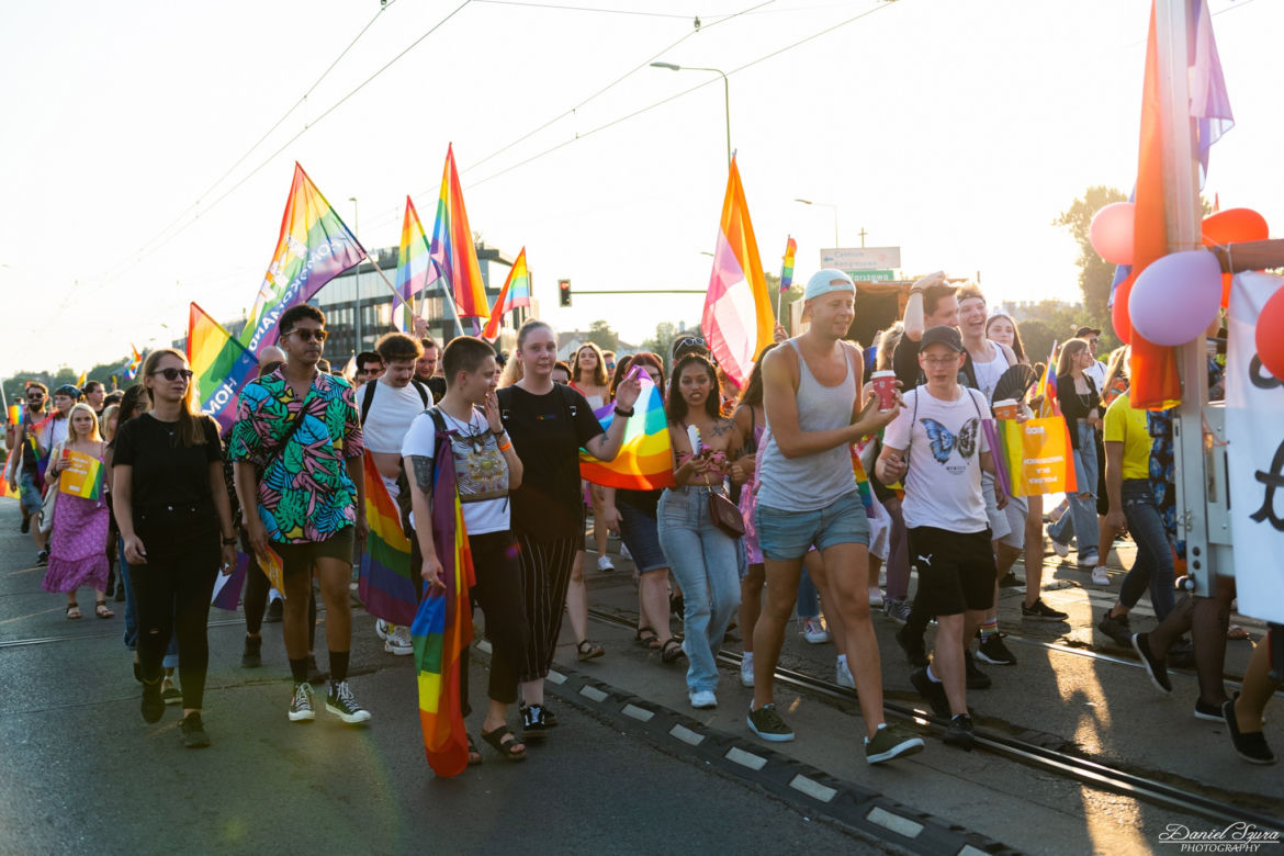 Marsz Równości w Krakowie - tłumy na wydarzeniu pod hasłem "Zaczerpnąć tchu".