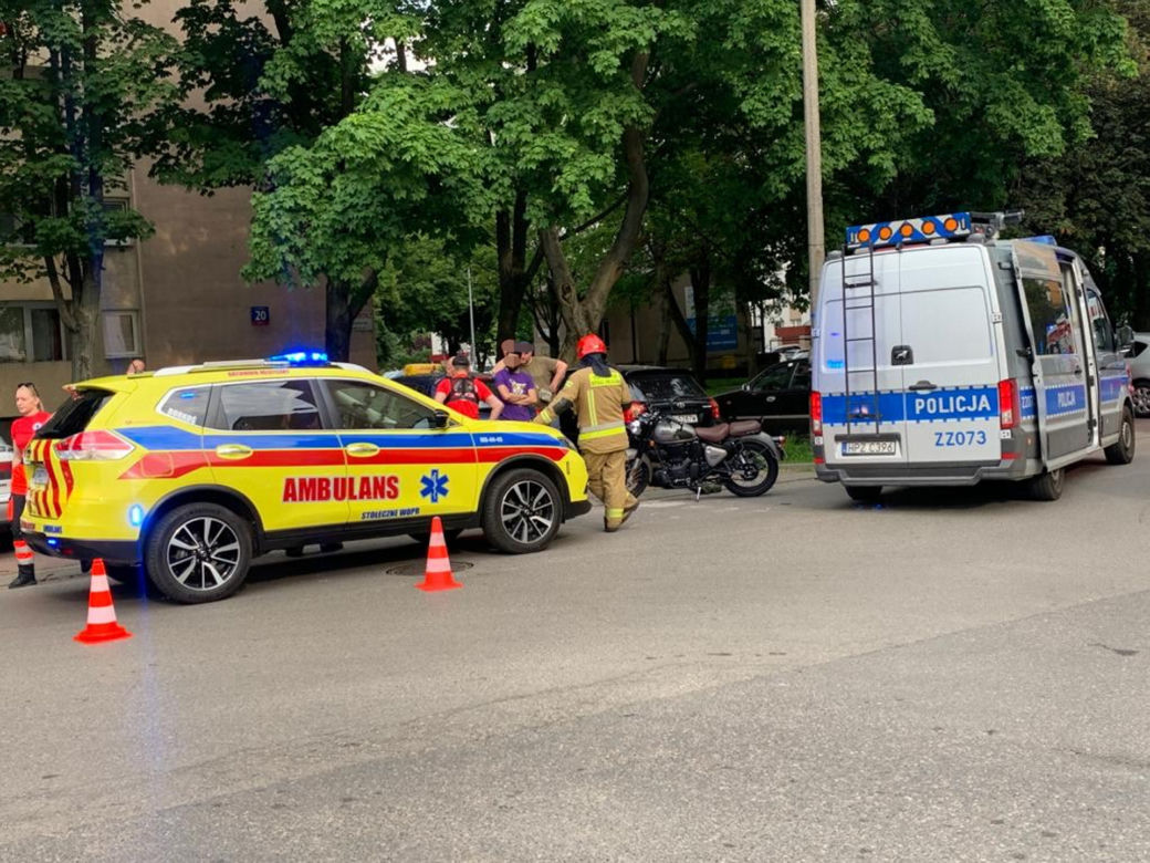 Kolejny wypadek motocyklisty w stolicy. Kierowca jednośladu wymusił pierwszeństwo