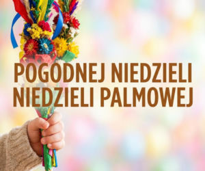 Dziecięca dłoń z palmą na Niedzielę Palmową