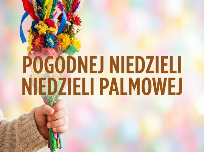 Dziecięca dłoń z palmą na Niedzielę Palmową