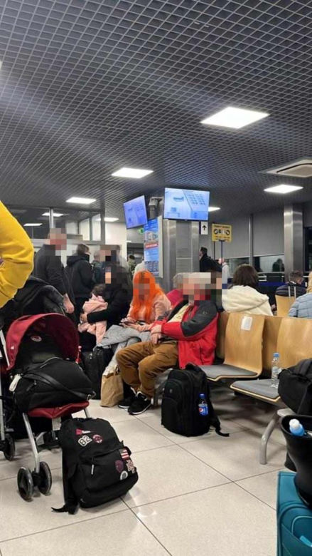 Pasażerowie z Rzeszowa prawie dobę czekają na lotnisku.