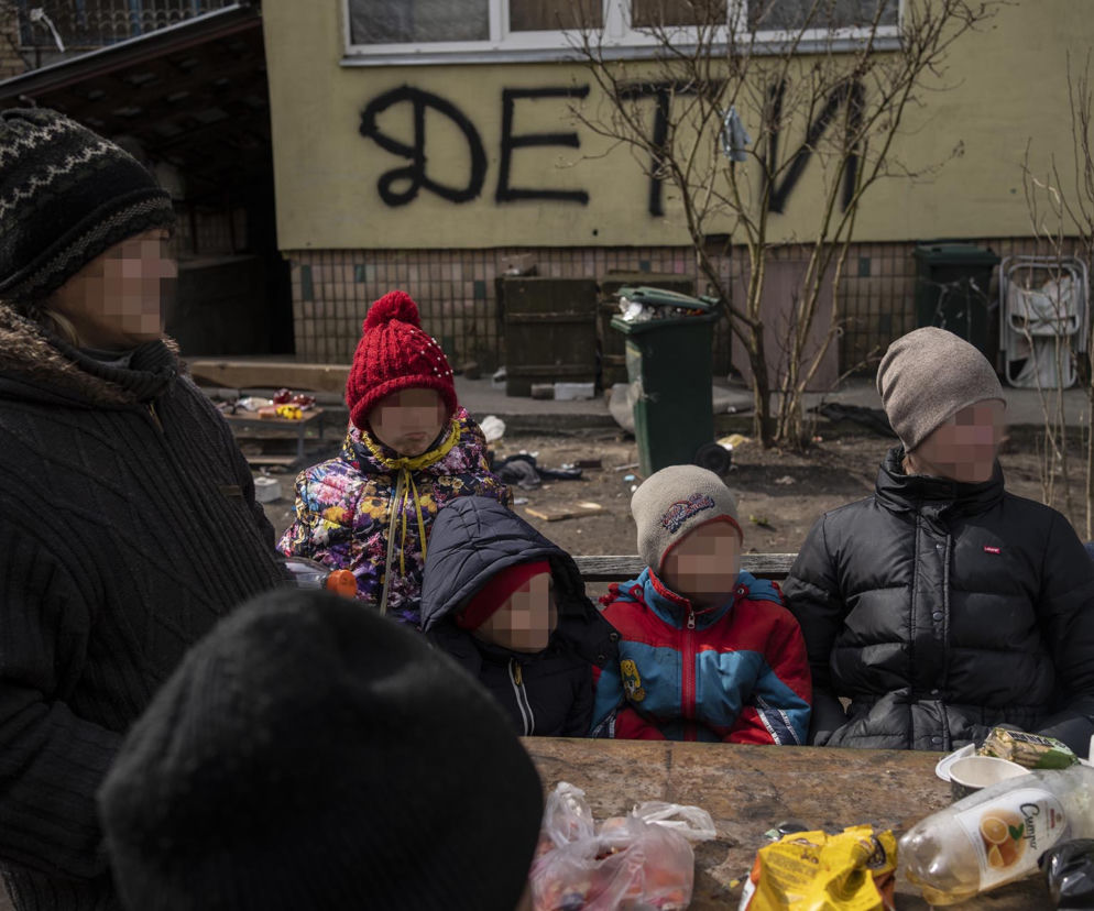 Dzieci przymusowo deportowane z Ukrainy do Rosji mogą być nielegalnie adoptowane przez rosyjskie rodziny 