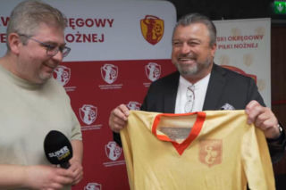Patrzcie, jaki byłem chudy!. Roman Kosecki zaczął od show, a potem ocenił kadrę Urbana i Lewandowskiego [WIDEO]