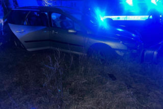 Uciekał przed policją. Rozbił auto na drzewie