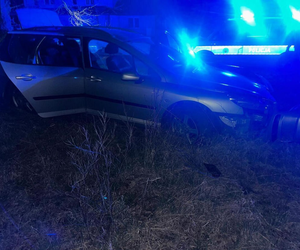 Uciekał przed policją. Rozbił auto na drzewie