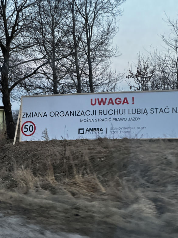 Znak ostrzegający kierowców o ograniczeniu w Koszalinie