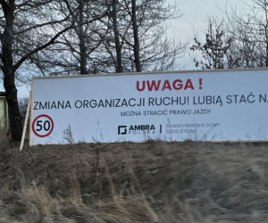 Znak ostrzegający kierowców o ograniczeniu w Koszalinie