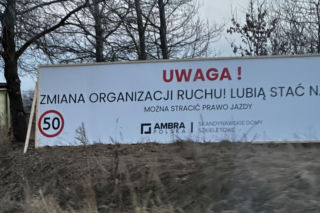 Znak ostrzegający kierowców o ograniczeniu w Koszalinie