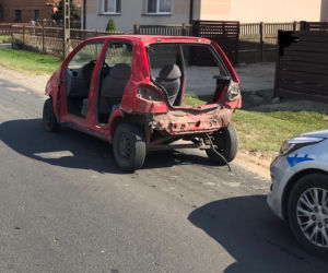 Jechał matizem bez drzwi, maski i pokrywy bagażnika