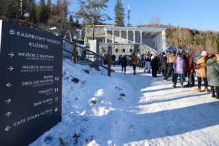 Fatalne warunki w Tatrach. Jest mroźno, ślisko, a szlaki są zasypane śniegiem. TPN ostrzega turystów