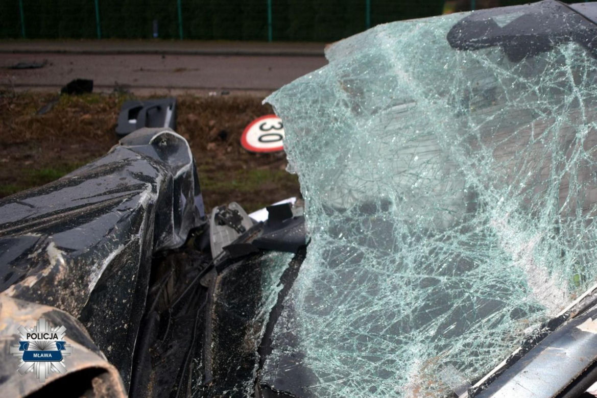 Uderzył w drzewo, dachował. Potem wysiadł i poszedł dalej. Alkomat oszalał!