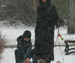 Marta Kaczyńska z synem i psami na sankach w lesie