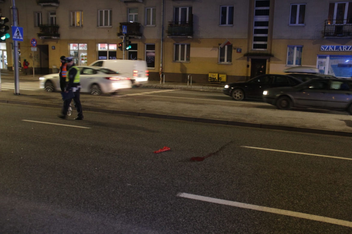 Koszmarny wypadek na Grochowie. Emeryt wpadł pod autobus