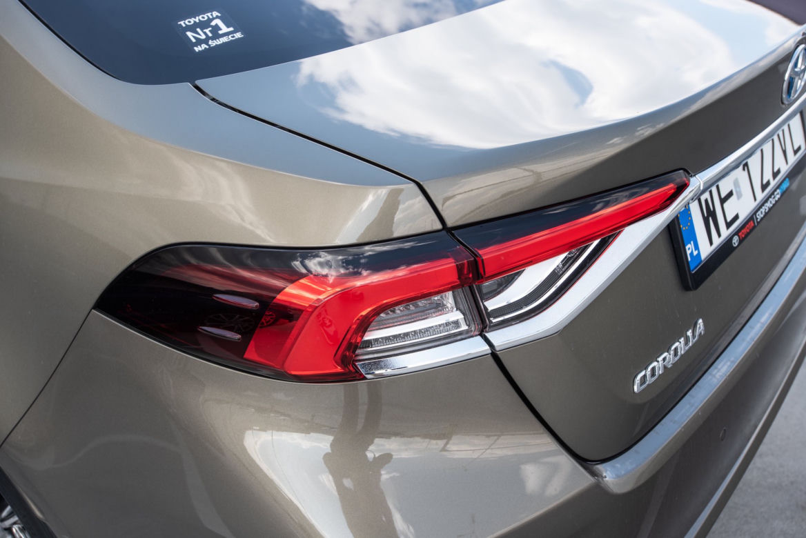 Toyota Corolla Sedan 1.8 Hybrid 122 KM e-CVT vs Hyundai Elantra Style 1.6 MPI 6MT