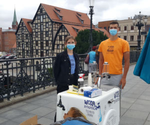 W centrum Bydgoszczy rozdają darmową wodę